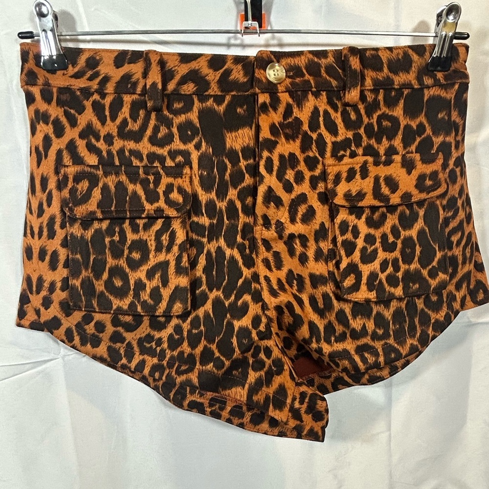Davi & Dani Leopard Print Cargo Shorts - Chic & Versatile Safari Style - Picture 2 of 6